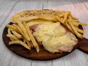 Sand. de lomo con jamon, queso