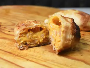 Emp pollo con cheddar