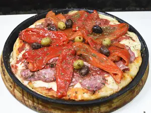 Pizza calabresa con morrones