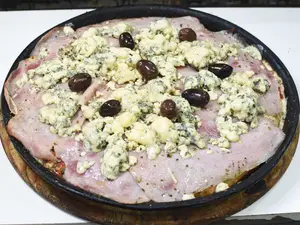 Pizza chicaroquefort con jamón