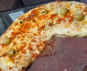 Pizza con choclo y muzzarella