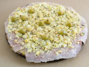 Pizza con jamón y huevo