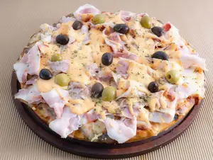 Pizza con panceta y cheddar