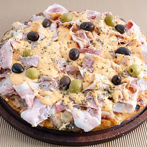 Pizza con panceta y huevo