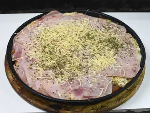 Pizza provolone con jamón