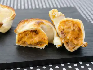 Empanada de lomo y cheddar