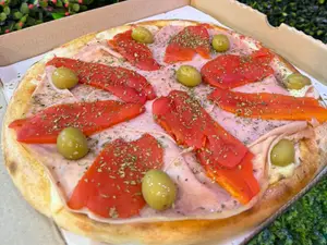 Pizza jamón y morrone(grande)