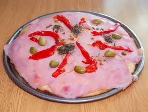 Pizza de jamón y morrones