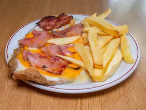 Mila con cheddar y panceta