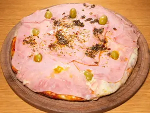 Pizza con muzzarella y jamón