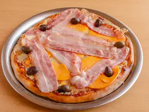 Pizza con panceta y cheddar