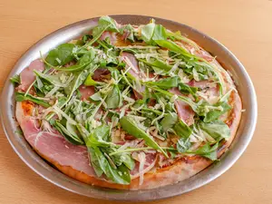Pizza jamon crudo y rucula