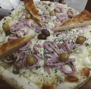 Fugazza con queso azul y jamón