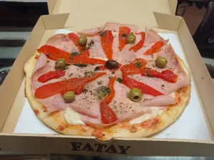 Pizza con jamón y morrones