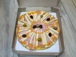 Pizza con jamón y palmitos