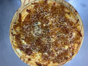 Pizza con panceta caramelizada