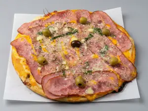 Pizza con panceta y cheddar