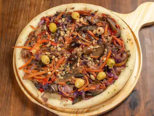 Pizza con vegetales al wok