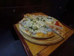 Pizza queso azul, apio y nuez