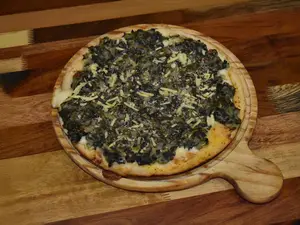 Pizza verdur escamas de queso