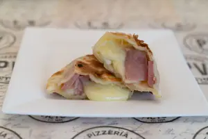 Empanada de jamón y queso