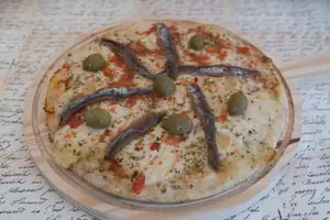 Pizza con anchoas y salsa