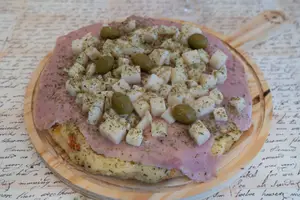 Pizza con palmitos, jamón