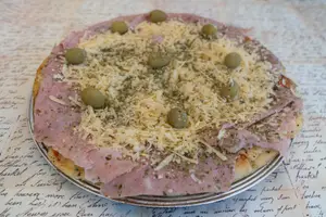 Pizza con provolone grande