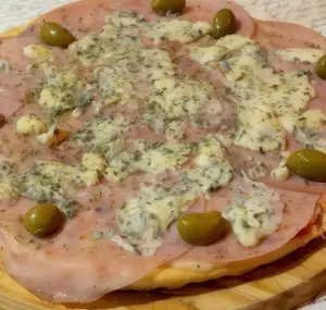 Pizza con roquefort y jamón