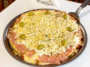 Pizza de jamón y huevo grande