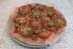 Pizza de napolitana con jamón.