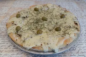 Pizza fugazza con muzzarella.