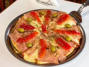 Pizza jamón y morrón grande