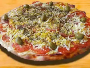 Pizza primavera con jamón
