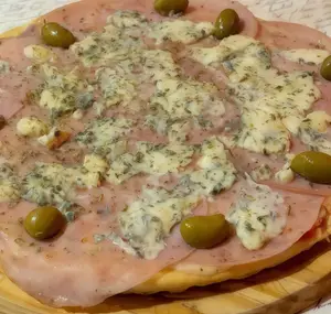 Pizza roquefort y jamón gr.