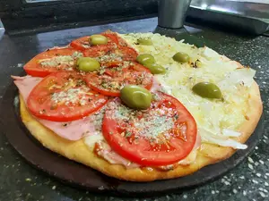 Mitad napo - fugazza c/ queso