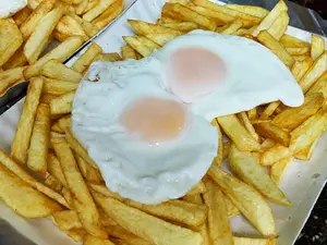 Papas fritas + huevo frito