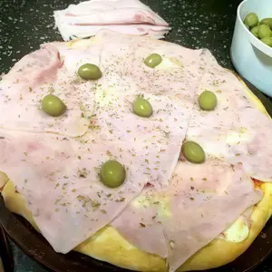 Pizza con jamón