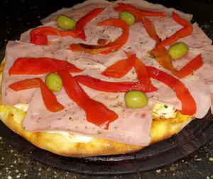 Pizza Jamón Y Morrones