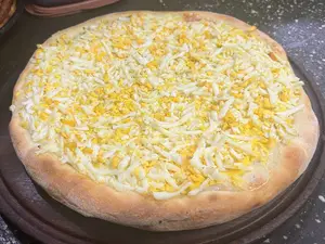 Pizza Mozzarella con huevo