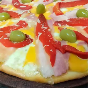 Pizza panceta con cheddar