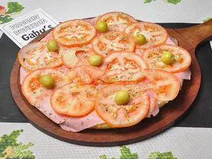 Pizza napolitana con jamón