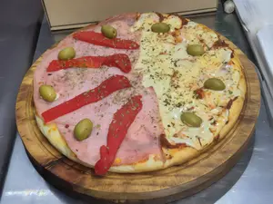 1/2 jamón y morrón 1/2 mozza