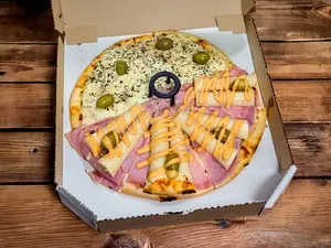 1/2 mozza 1/2 jamón palmitos y salsa golf