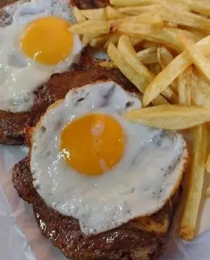Bifes a caballo con fritas
