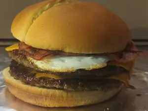 Hamb cheddar bacon y huevo con fritas
