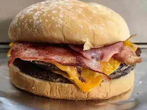Hamb cheddar y bacon doble con fritas