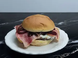 Hamburguesa bbq con fritas