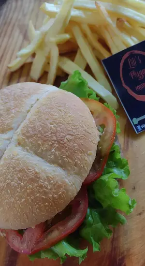 Hamburguesa lechuga y tomate con fritas