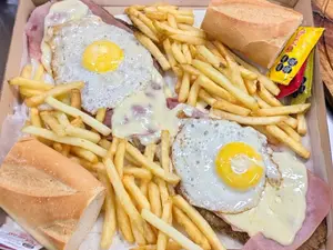 Mila mozza jamon y huevo c/ fritas para 2